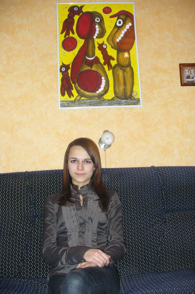 Полякова Вероніка та картини Емми Андієвської у неї вдома