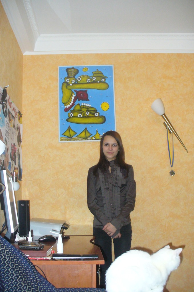 Полякова Вероніка та картини Емми Андієвської у неї вдома