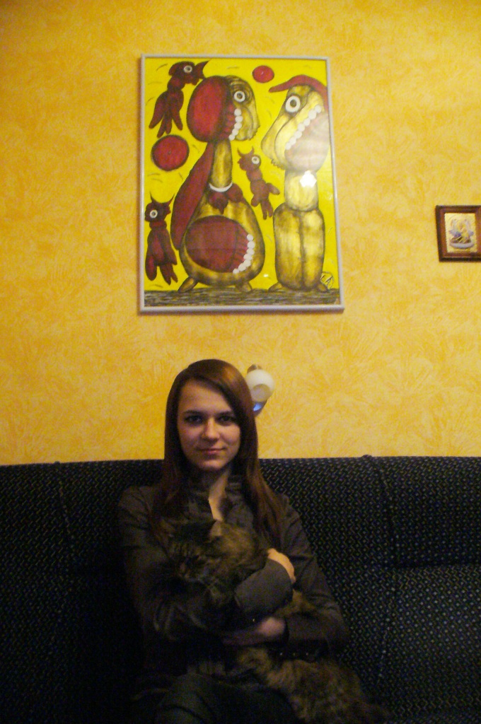 Ніка Полякова, її коте та картина Емми Андієвської